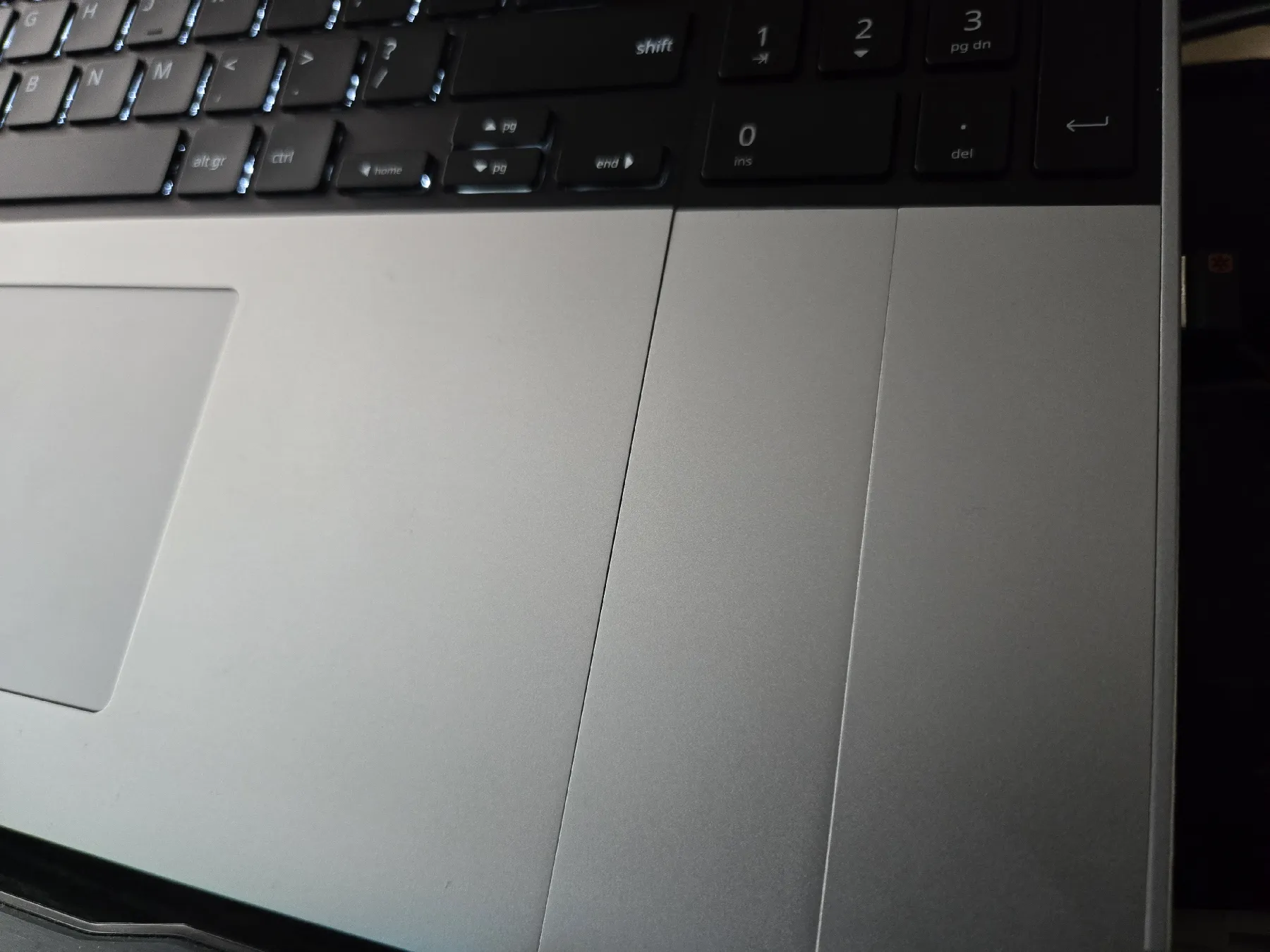 An image showing the odd alignment of the spacers next to the mouse trackpad module